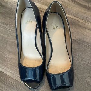 Navy heels